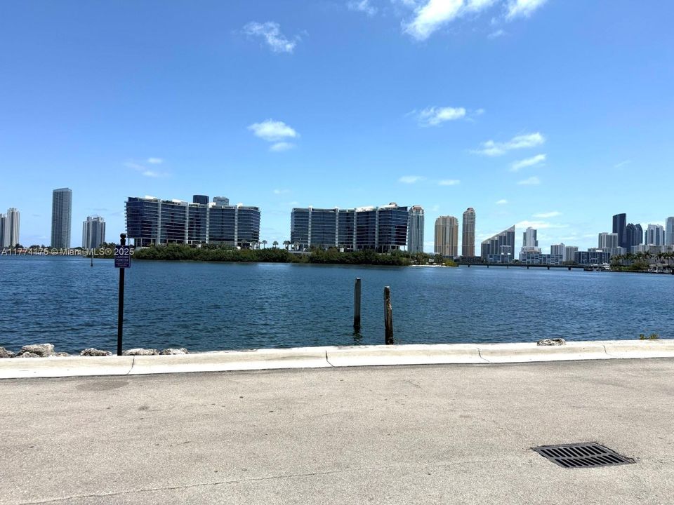 最近租的: $3,100 (2 贝兹, 2 浴室, 1077 平方英尺)