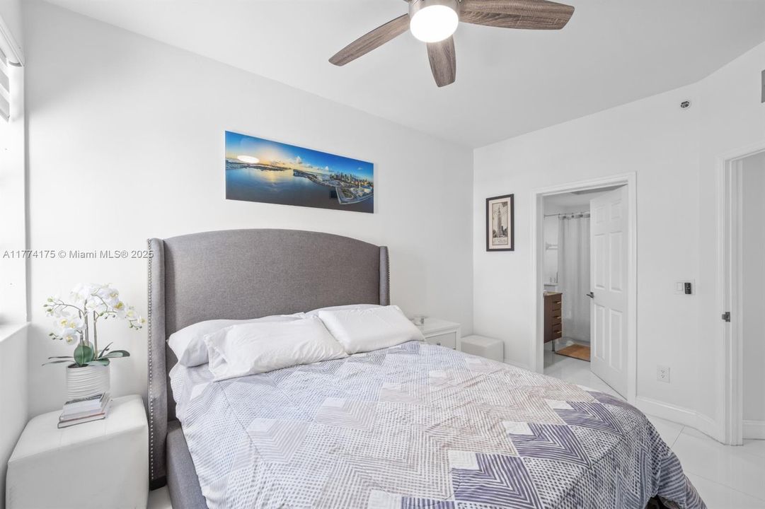 最近租的: $3,100 (2 贝兹, 2 浴室, 1077 平方英尺)