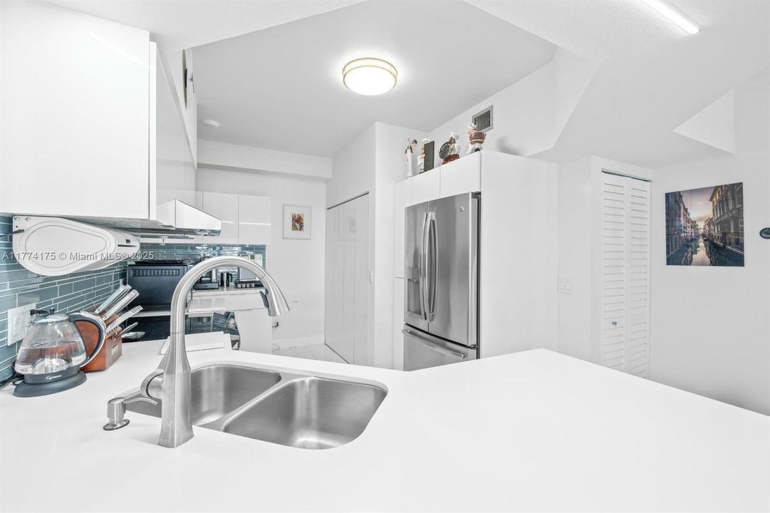 最近租的: $3,100 (2 贝兹, 2 浴室, 1077 平方英尺)