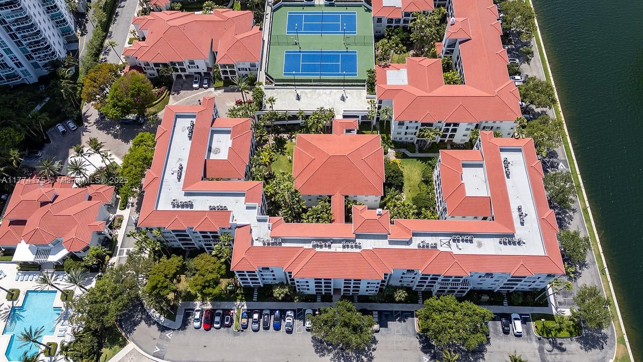 最近租的: $3,100 (2 贝兹, 2 浴室, 1077 平方英尺)