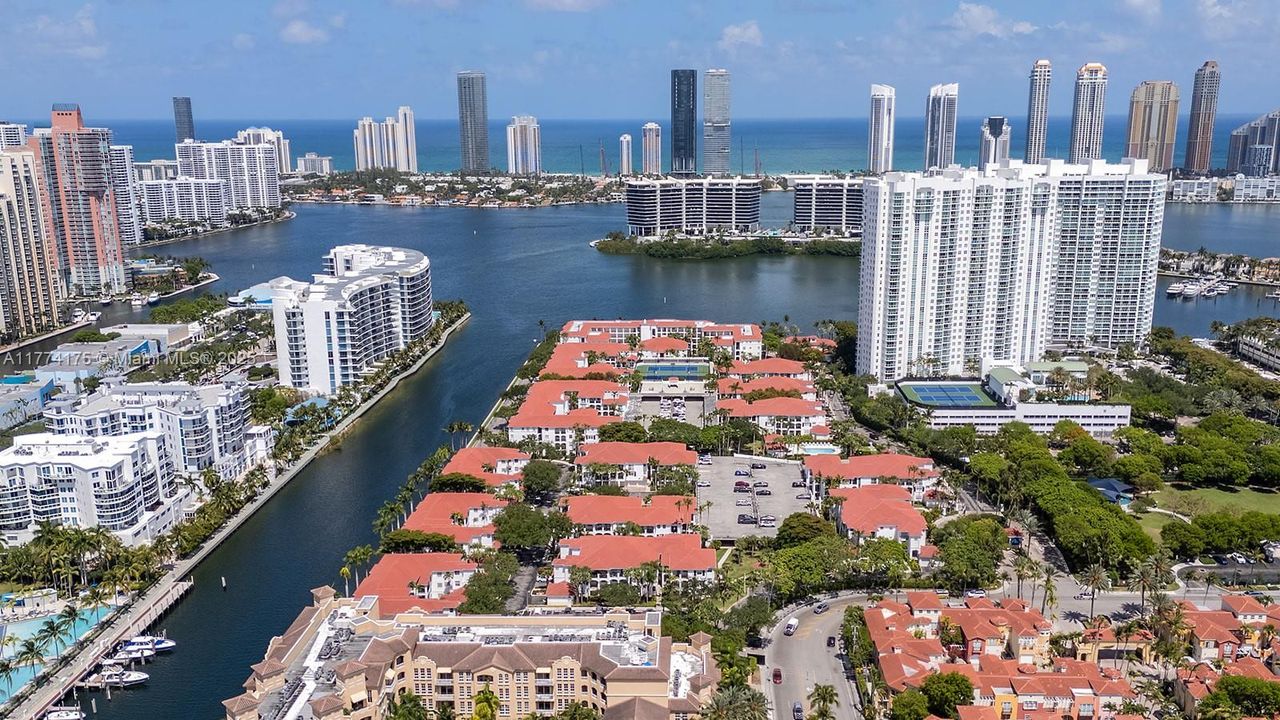 最近租的: $3,100 (2 贝兹, 2 浴室, 1077 平方英尺)