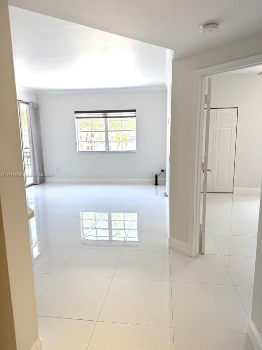 最近租的: $3,100 (2 贝兹, 2 浴室, 1077 平方英尺)