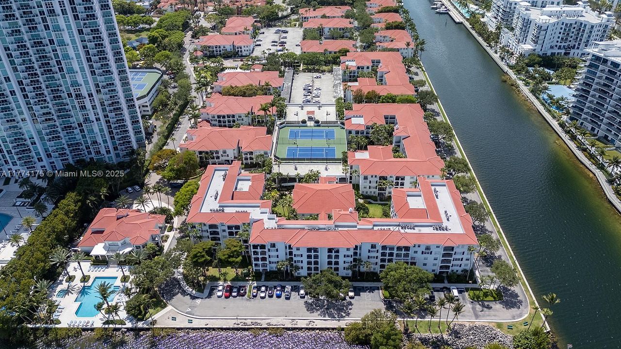 最近租的: $3,100 (2 贝兹, 2 浴室, 1077 平方英尺)