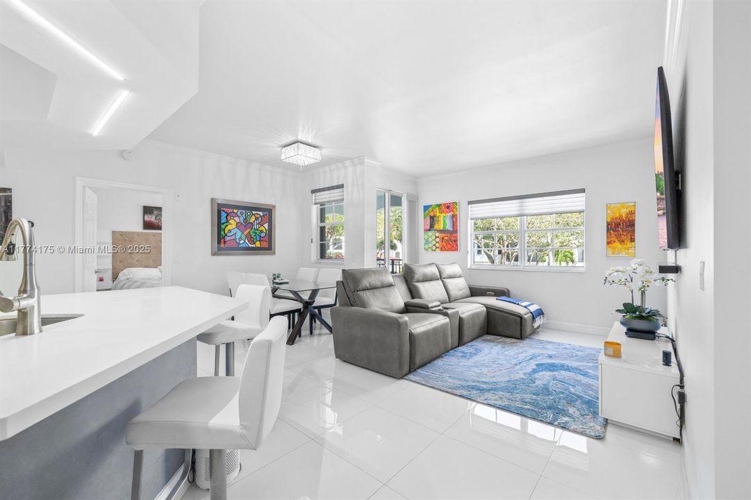 最近租的: $3,100 (2 贝兹, 2 浴室, 1077 平方英尺)