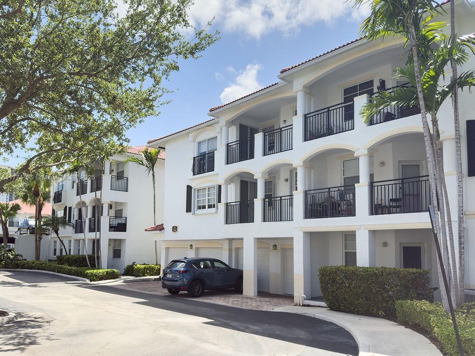 最近租的: $3,100 (2 贝兹, 2 浴室, 1077 平方英尺)