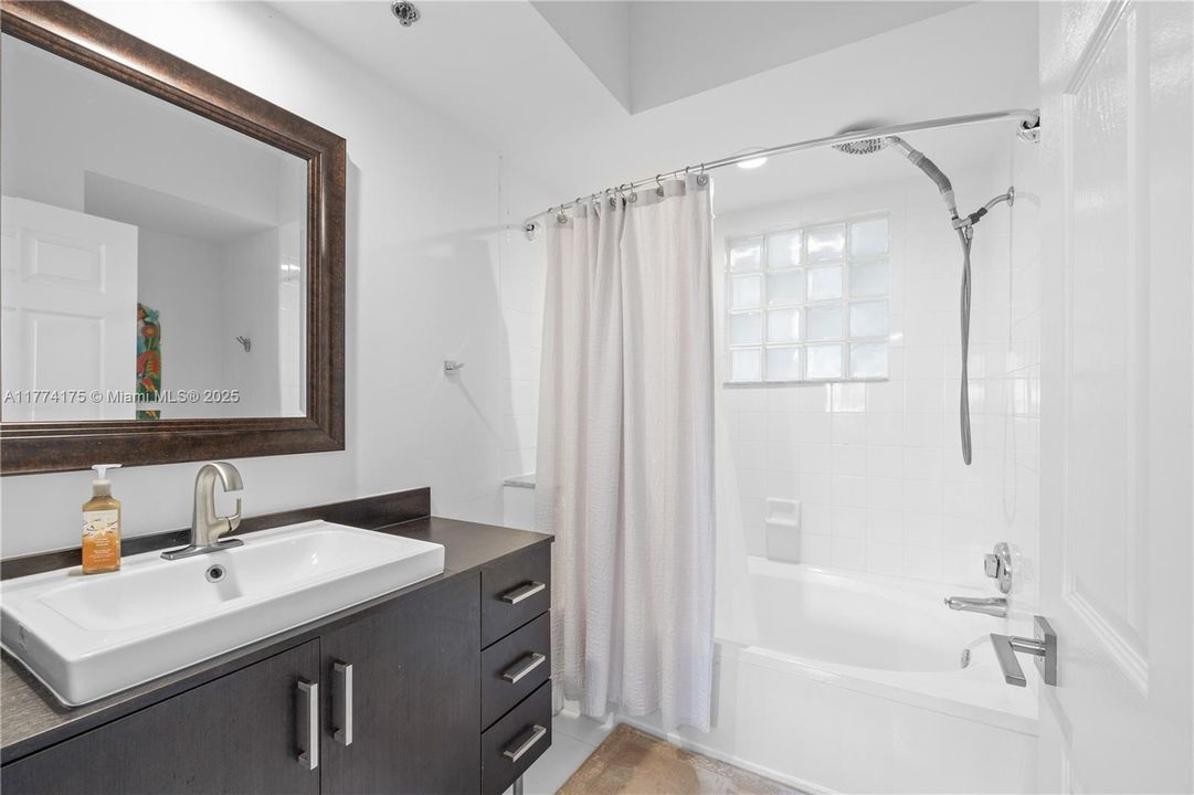 最近租的: $3,100 (2 贝兹, 2 浴室, 1077 平方英尺)