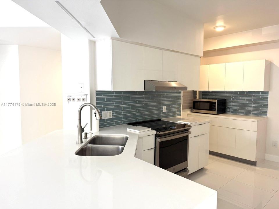 最近租的: $3,100 (2 贝兹, 2 浴室, 1077 平方英尺)