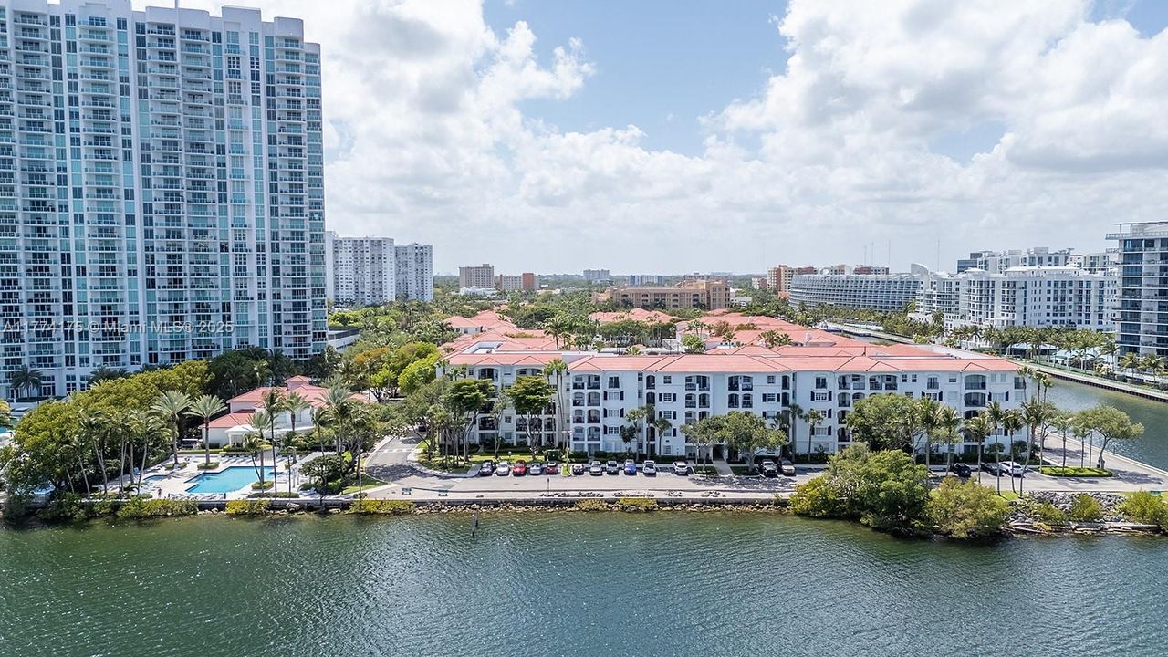 最近租的: $3,100 (2 贝兹, 2 浴室, 1077 平方英尺)