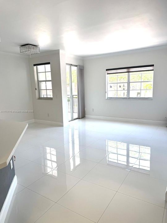 最近租的: $3,100 (2 贝兹, 2 浴室, 1077 平方英尺)