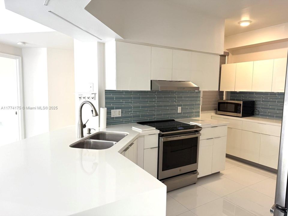 最近租的: $3,100 (2 贝兹, 2 浴室, 1077 平方英尺)