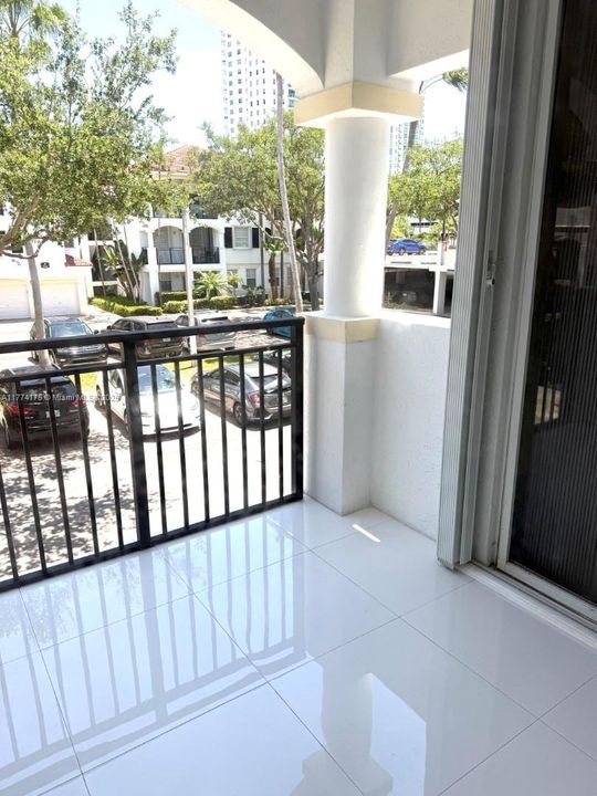 最近租的: $3,100 (2 贝兹, 2 浴室, 1077 平方英尺)