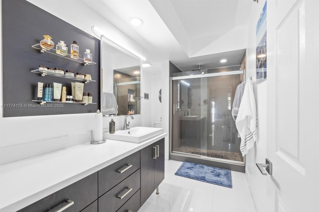 最近租的: $3,100 (2 贝兹, 2 浴室, 1077 平方英尺)