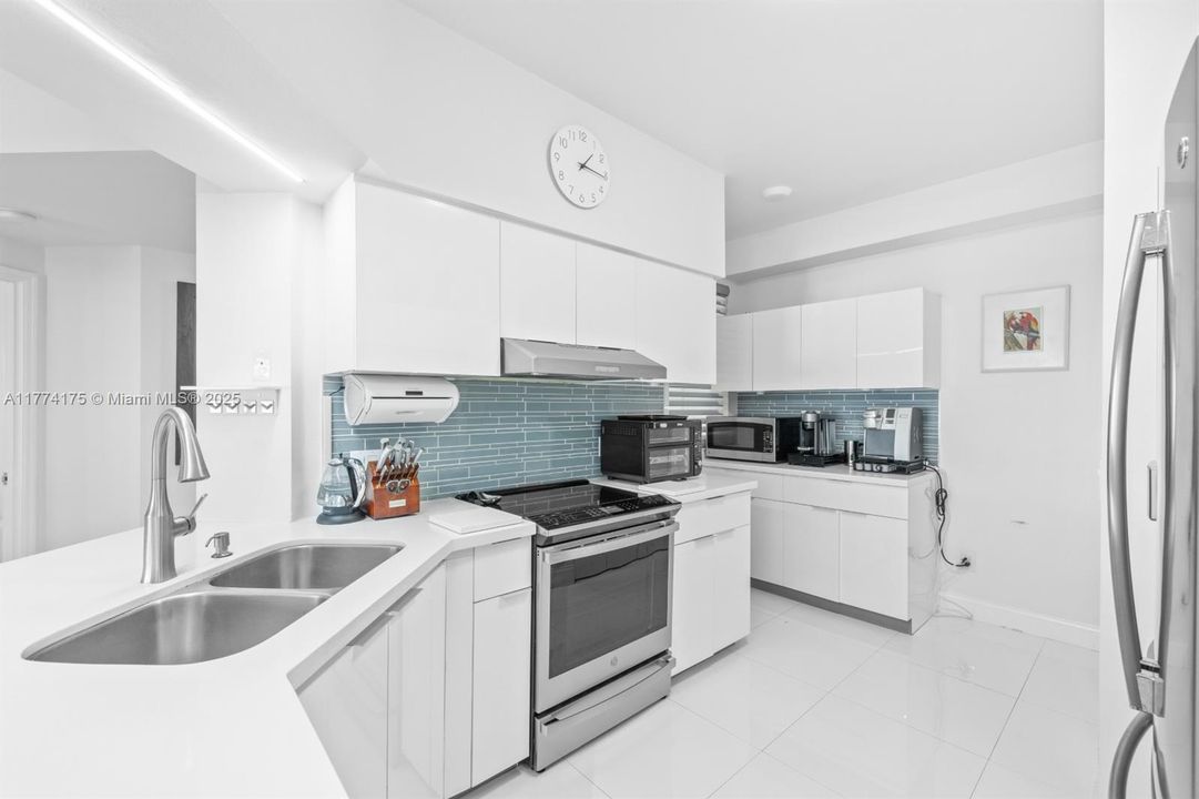 最近租的: $3,100 (2 贝兹, 2 浴室, 1077 平方英尺)