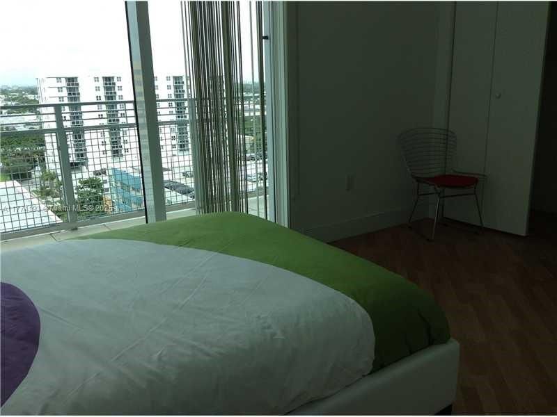 For Sale: $418,000 (2 beds, 2 baths, 948 Square Feet)