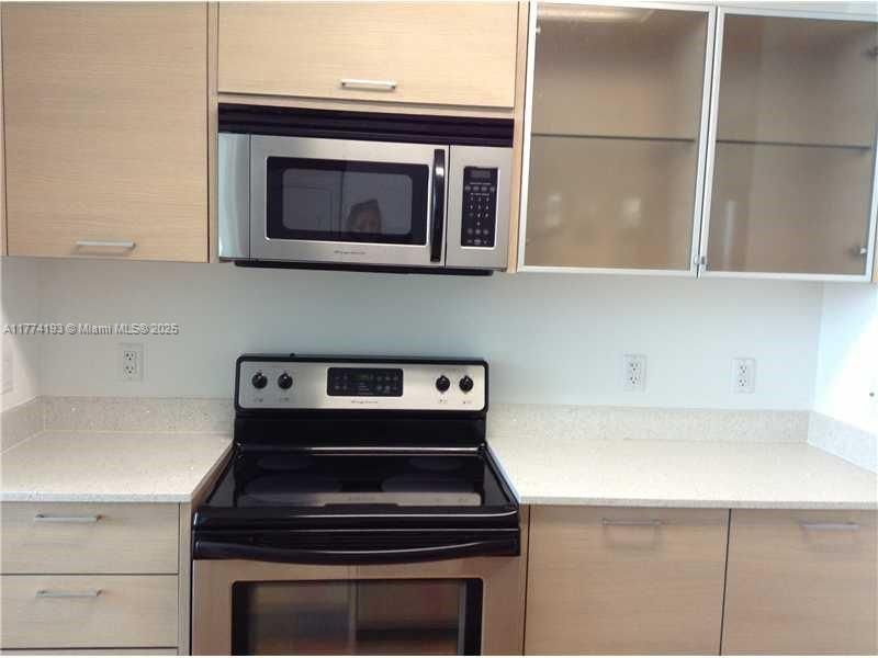 For Sale: $418,000 (2 beds, 2 baths, 948 Square Feet)