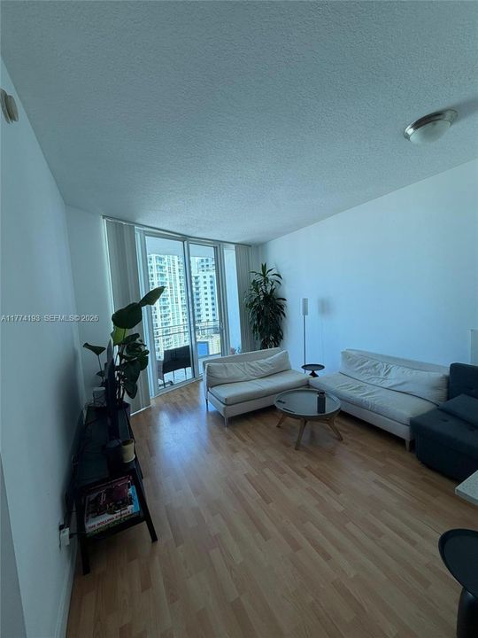 For Sale: $425,000 (2 beds, 2 baths, 948 Square Feet)