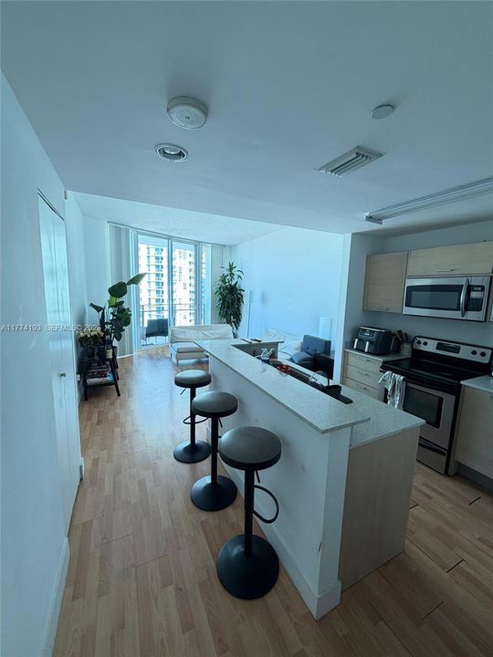 For Sale: $425,000 (2 beds, 2 baths, 948 Square Feet)