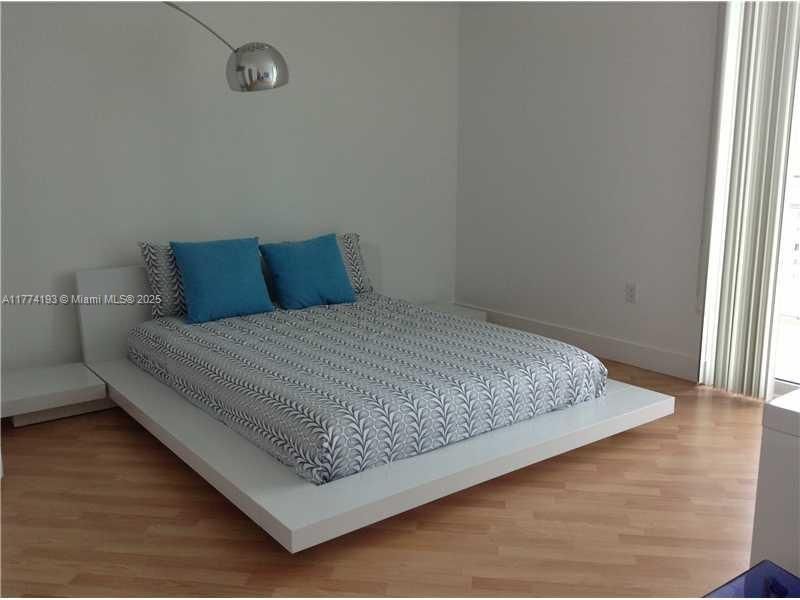 For Sale: $418,000 (2 beds, 2 baths, 948 Square Feet)