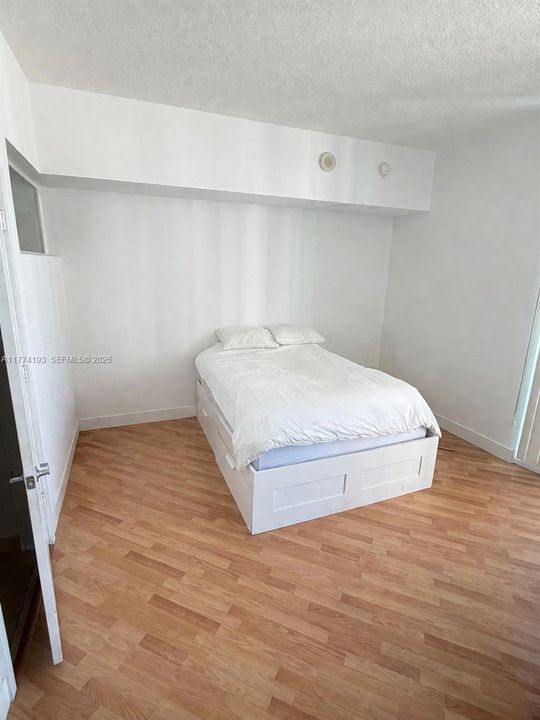 For Sale: $425,000 (2 beds, 2 baths, 948 Square Feet)