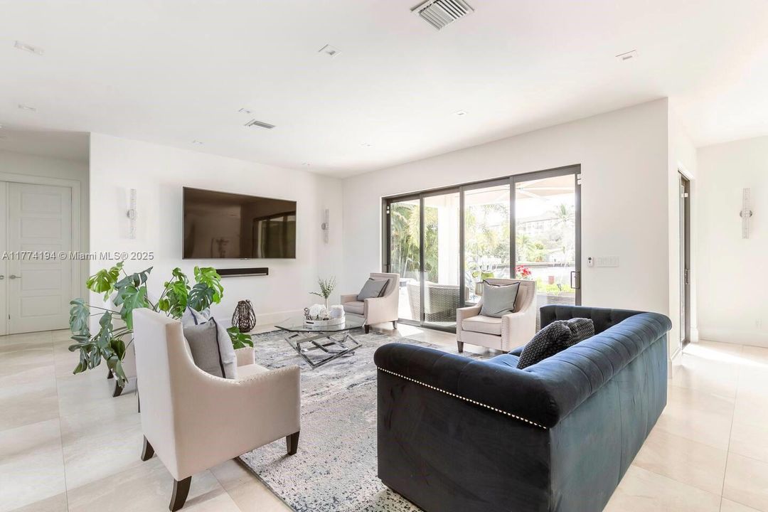 出租: $14,900 (5 贝兹, 3 浴室, 4726 平方英尺)