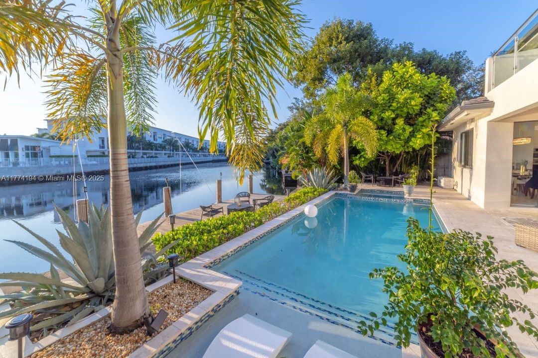 出租: $14,900 (5 贝兹, 3 浴室, 4726 平方英尺)