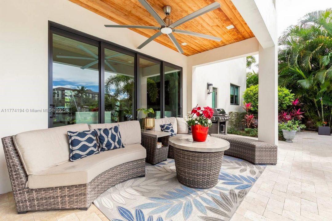 出租: $14,900 (5 贝兹, 3 浴室, 4726 平方英尺)