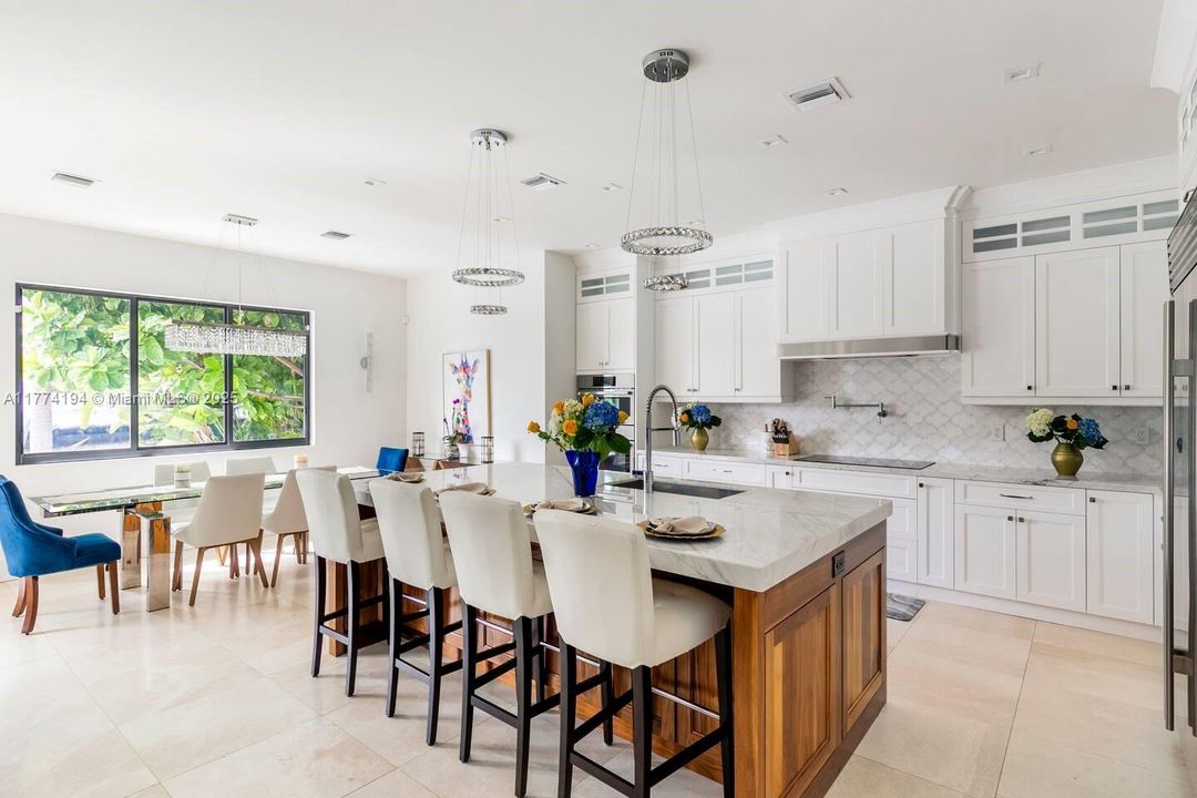 出租: $14,900 (5 贝兹, 3 浴室, 4726 平方英尺)