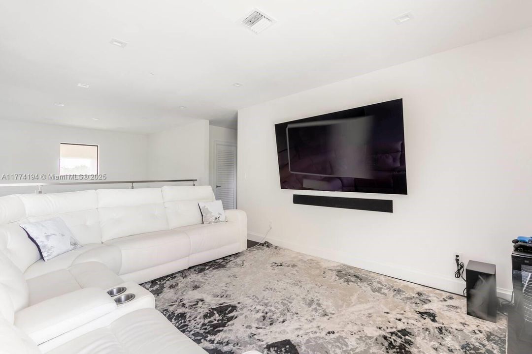 出租: $14,900 (5 贝兹, 3 浴室, 4726 平方英尺)