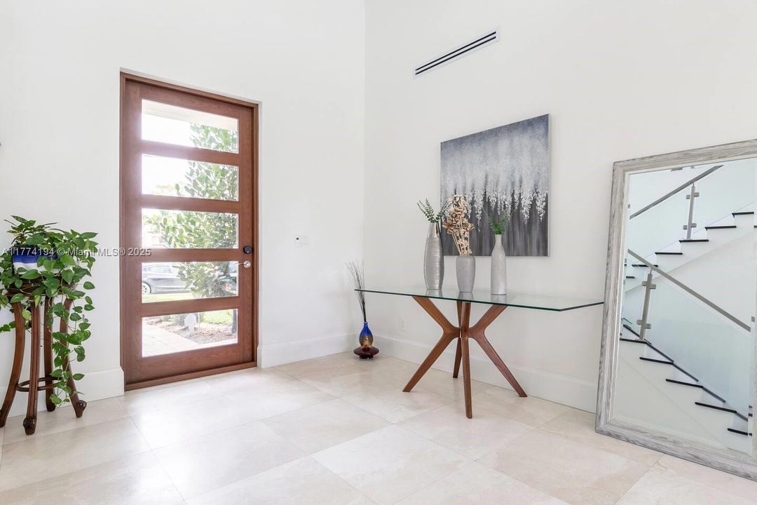 出租: $14,900 (5 贝兹, 3 浴室, 4726 平方英尺)