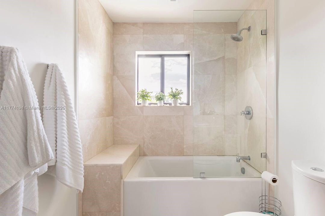 出租: $14,900 (5 贝兹, 3 浴室, 4726 平方英尺)