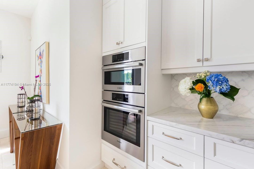 出租: $14,900 (5 贝兹, 3 浴室, 4726 平方英尺)