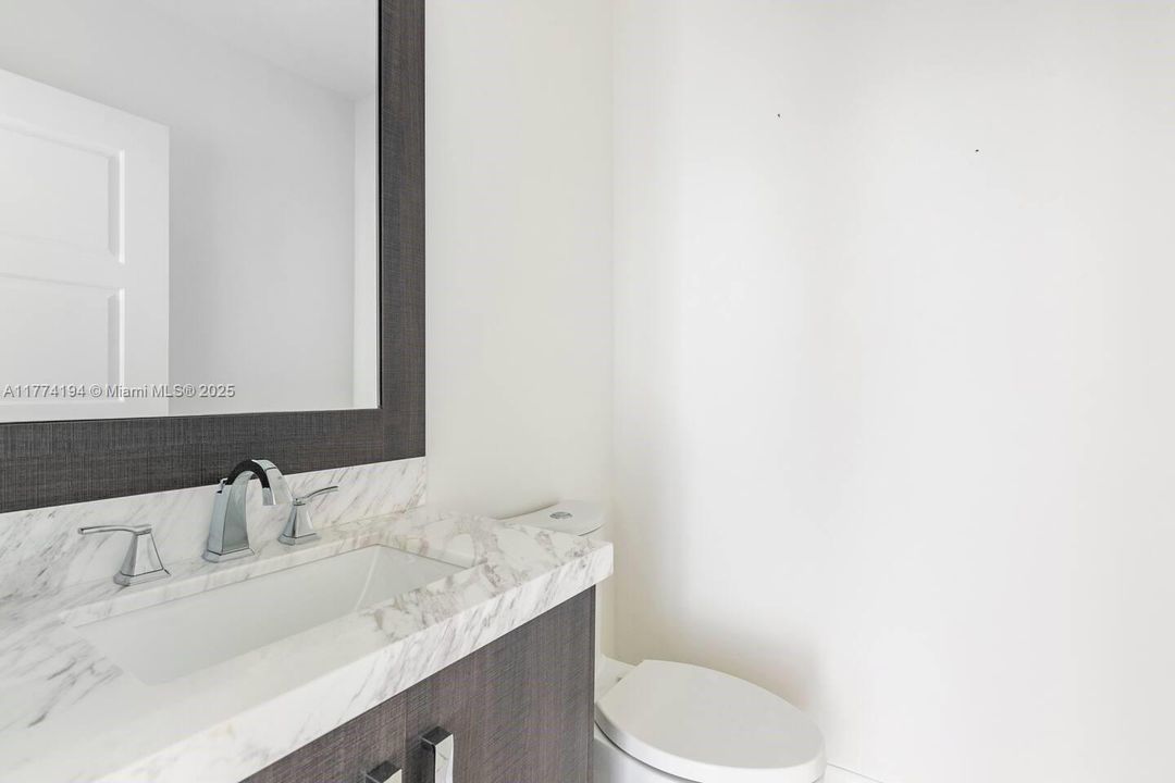 出租: $14,900 (5 贝兹, 3 浴室, 4726 平方英尺)