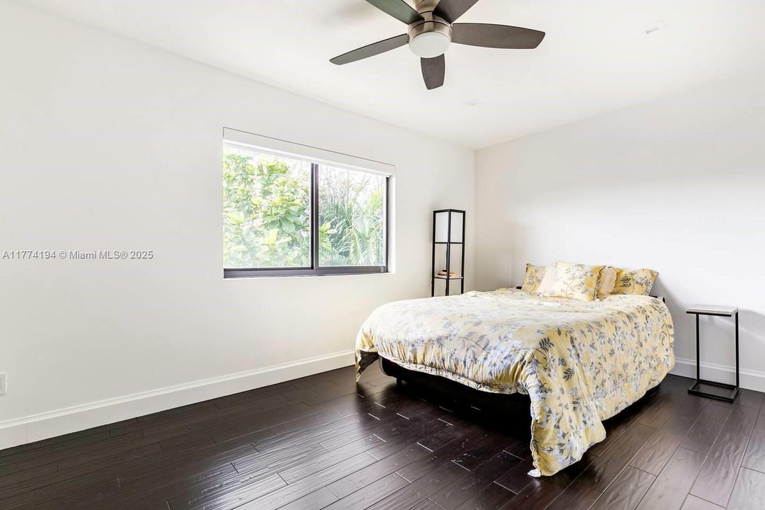 出租: $14,900 (5 贝兹, 3 浴室, 4726 平方英尺)