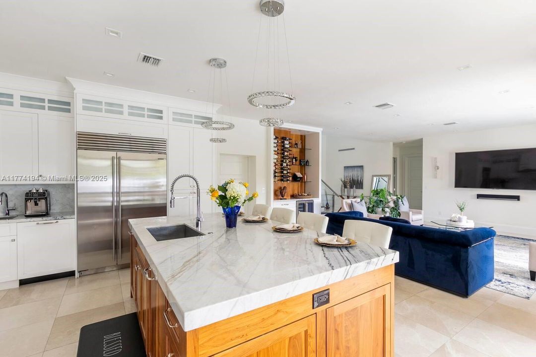 出租: $14,900 (5 贝兹, 3 浴室, 4726 平方英尺)