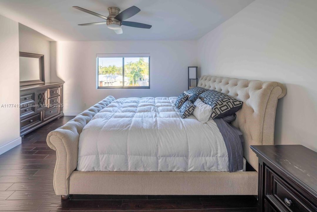 出租: $14,900 (5 贝兹, 3 浴室, 4726 平方英尺)