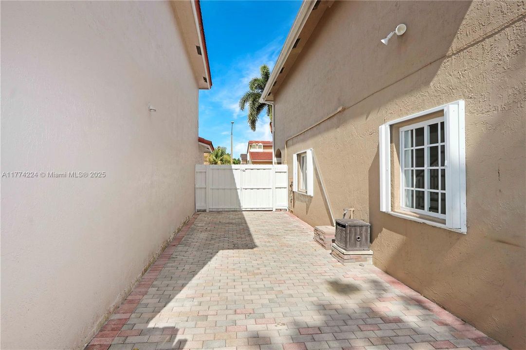 最近售出: $490,000 (3 贝兹, 2 浴室, 1715 平方英尺)