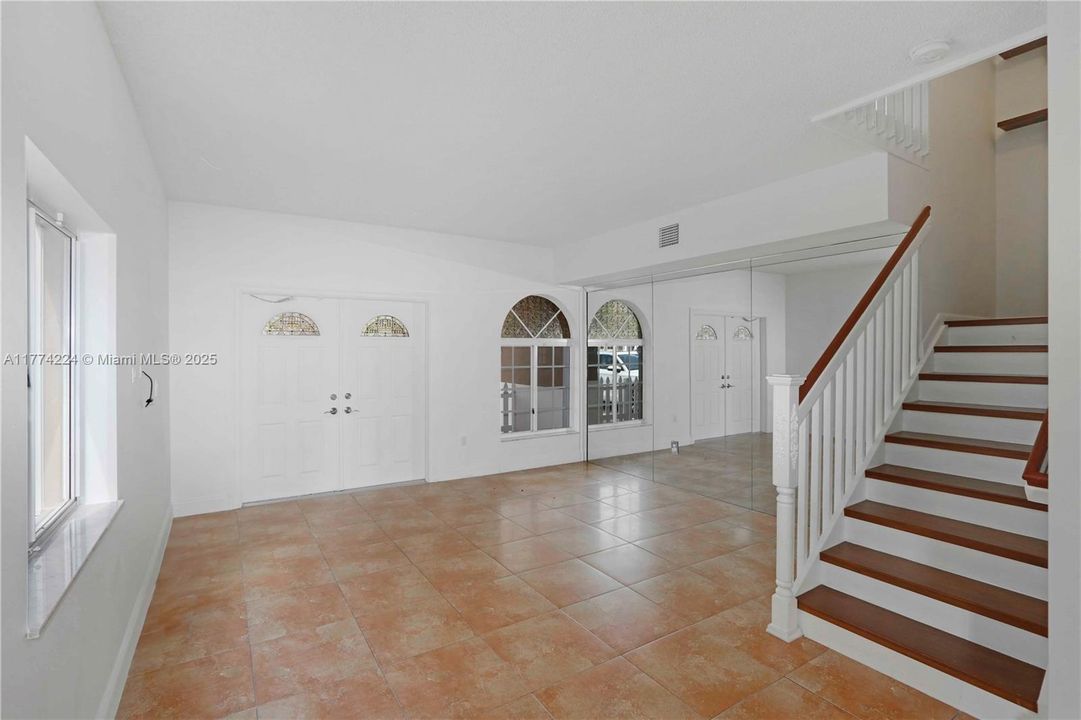 最近售出: $490,000 (3 贝兹, 2 浴室, 1715 平方英尺)