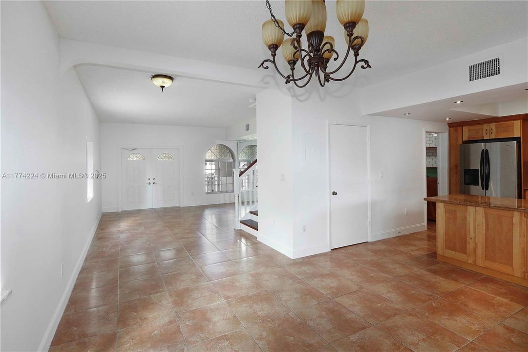 最近售出: $490,000 (3 贝兹, 2 浴室, 1715 平方英尺)