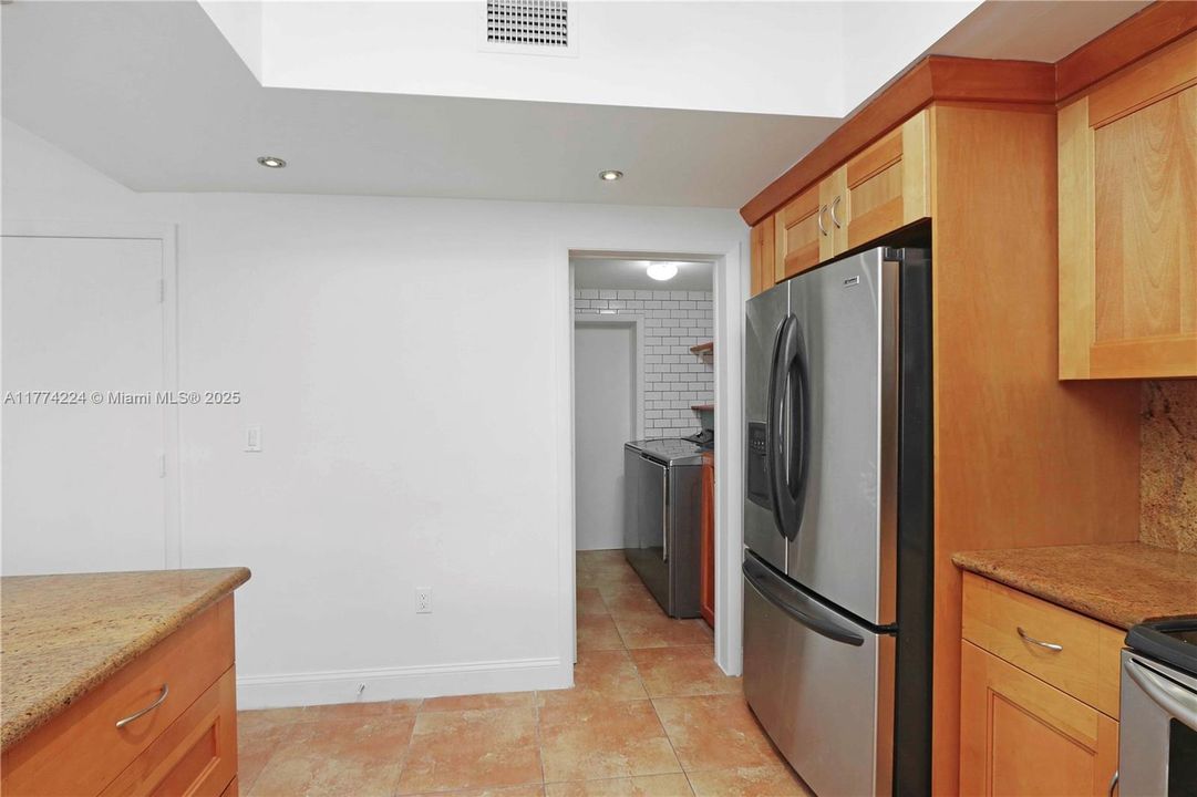 最近售出: $490,000 (3 贝兹, 2 浴室, 1715 平方英尺)