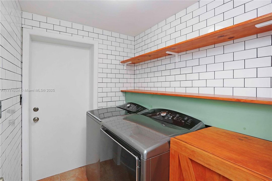 最近售出: $490,000 (3 贝兹, 2 浴室, 1715 平方英尺)