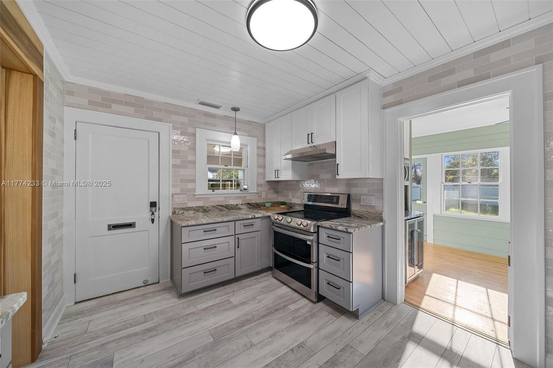 合同活跃: $349,000 (3 贝兹, 2 浴室, 1671 平方英尺)