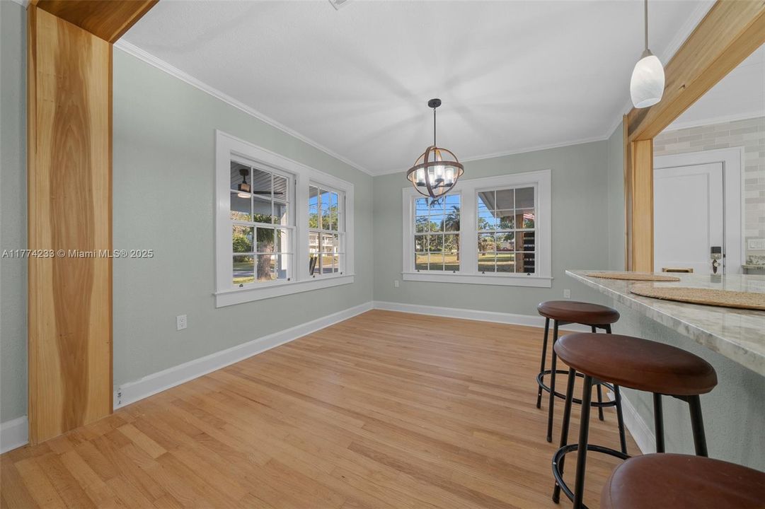 合同活跃: $349,000 (3 贝兹, 2 浴室, 1671 平方英尺)