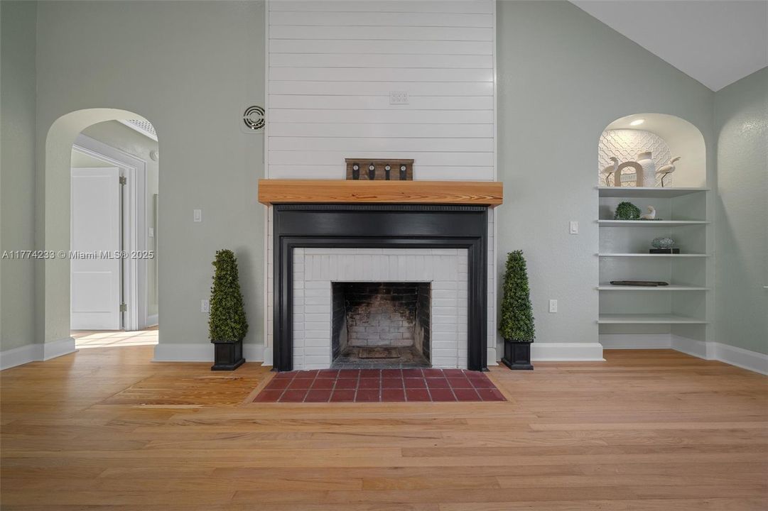 合同活跃: $349,000 (3 贝兹, 2 浴室, 1671 平方英尺)