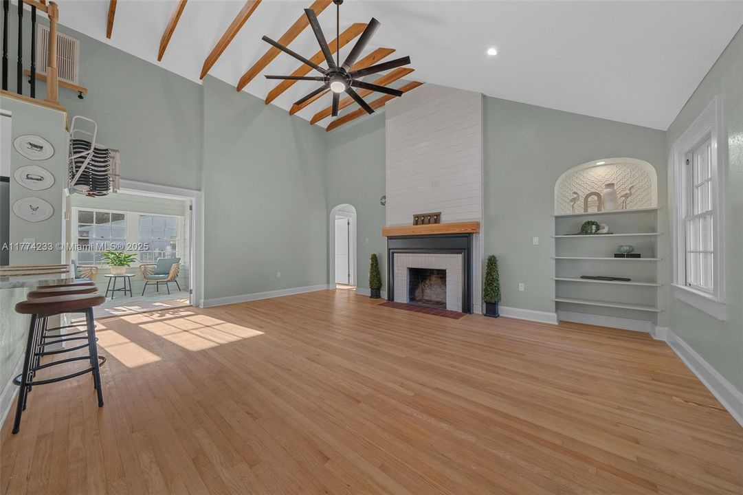 合同活跃: $349,000 (3 贝兹, 2 浴室, 1671 平方英尺)