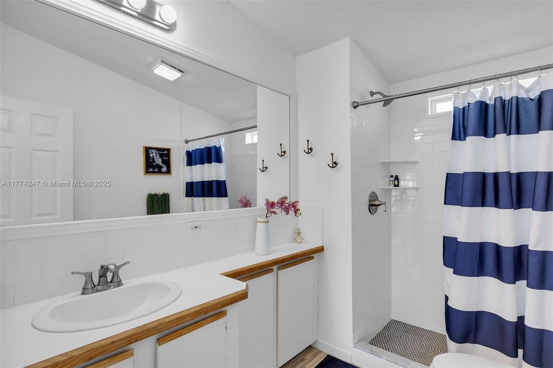 最近售出: $1,175,000 (2 贝兹, 2 浴室, 3186 平方英尺)