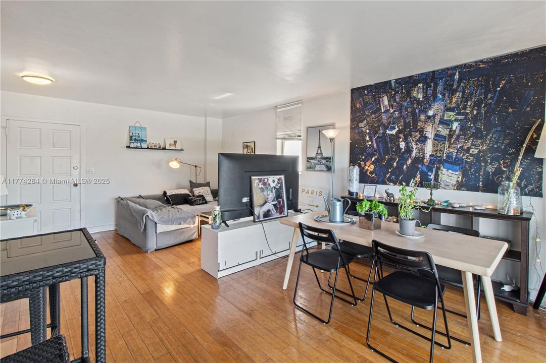 Recently Sold: $285,000 (1 beds, 1 baths, 775 Square Feet)