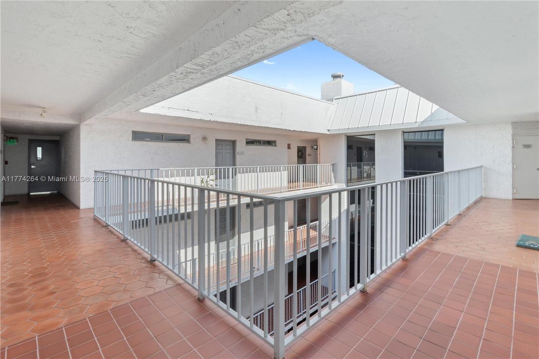 Recently Sold: $285,000 (1 beds, 1 baths, 775 Square Feet)