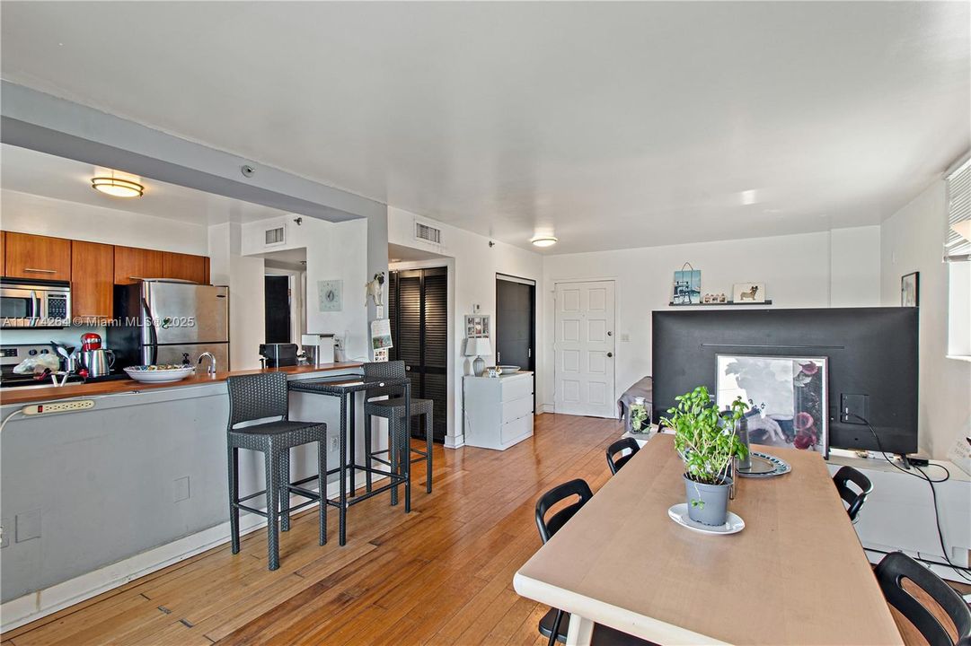 Recently Sold: $285,000 (1 beds, 1 baths, 775 Square Feet)