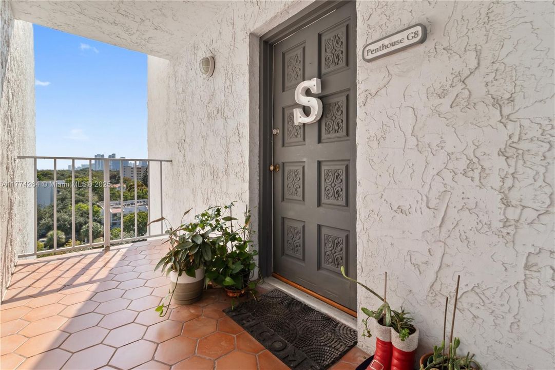 Recently Sold: $285,000 (1 beds, 1 baths, 775 Square Feet)