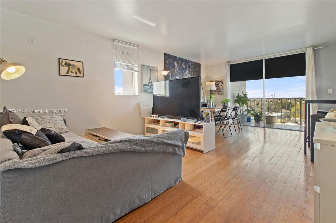 Recently Sold: $285,000 (1 beds, 1 baths, 775 Square Feet)